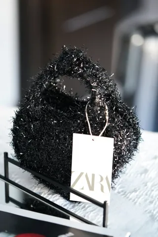 Bolso de mano forma corazon negro plateado Zara