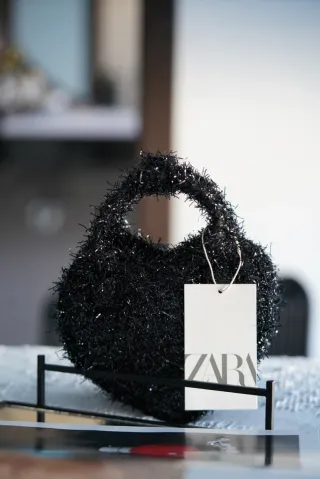 Bolso de mano forma corazon negro plateado Zara