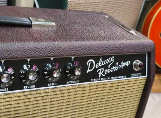 Fender Deluxe Reverb '65 Ed. Limitada Burdeos
