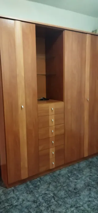 Mueble de madera marrón