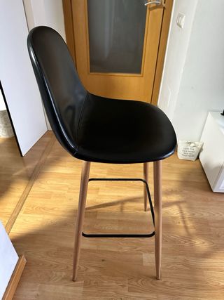 Taburetes JYSK Altos Negros x4