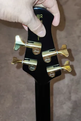 Bajo Nidhogg Baum Negro