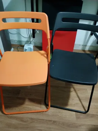 4 Sillas plegables naranja y negra