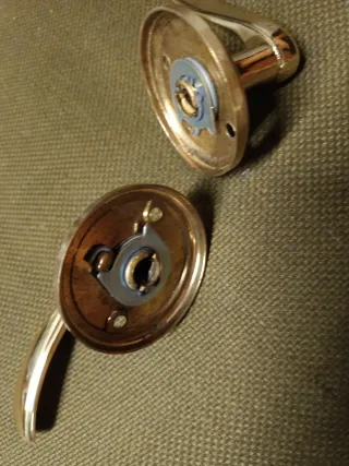 Manillas de puerta doradas