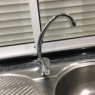 Grifo de cocina metálico plateado