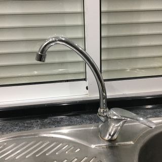 Grifo de cocina metálico plateado