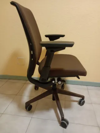 Silla,Ergonómica Steelcase Think V2 apoyabrazos4D