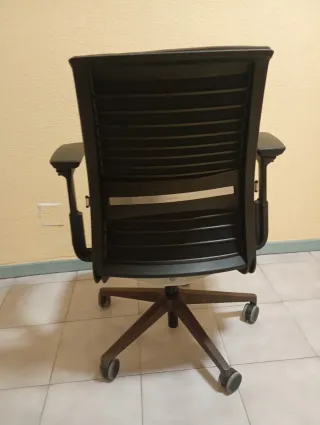 Silla,Ergonómica Steelcase Think V2 apoyabrazos4D