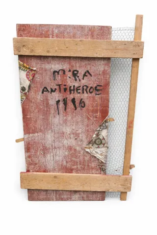 Escultura de Víctor mira antihéroes 1996