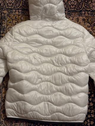 Giubbotto bianco trapuntato con cappuccio