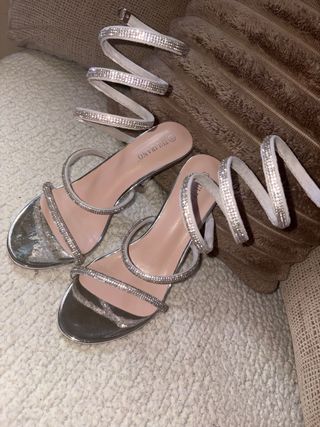 Sandalias altas plateadas con pedrería