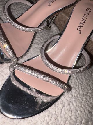 Sandalias altas plateadas con pedrería