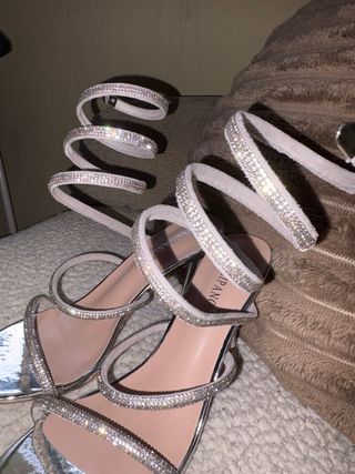 Sandalias altas plateadas con pedrería