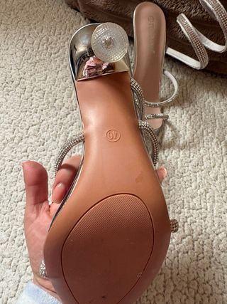 Sandalias altas plateadas con pedrería