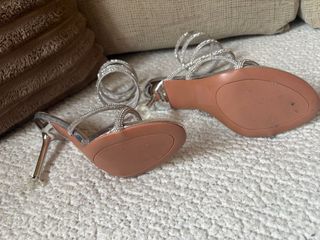 Sandalias altas plateadas con pedrería