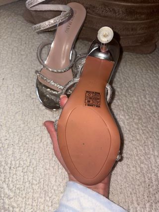 Sandalias altas plateadas con pedrería