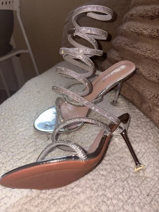Sandalias altas plateadas con pedrería