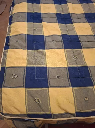 Colcha azul y amarilla