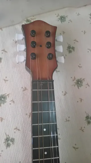 2 Guitarras de juguete