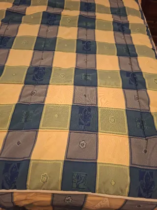 Colcha verde y amarilla