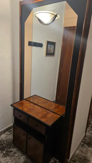 Recibidor de madera y cristal