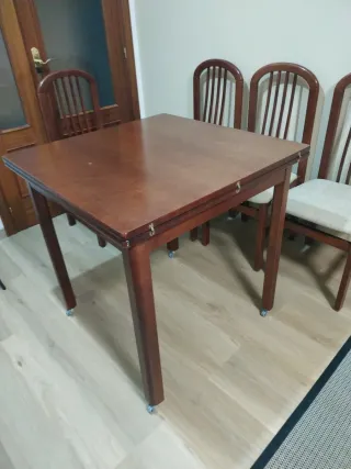 Mesa de comedor y 4 sillas de madera
