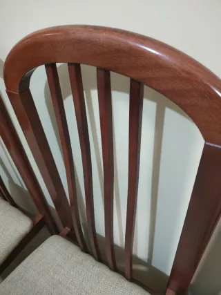 Mesa de comedor y 4 sillas de madera