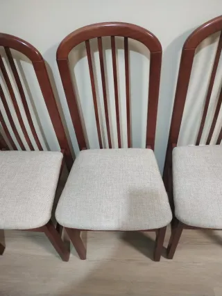 Mesa de comedor y 4 sillas de madera