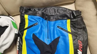 Mono de cuero deportivo talla M (DOS PIEZAS)