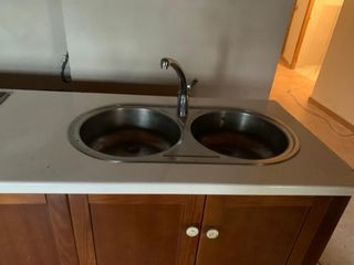 Mueble de cocina de madera, fregadero y vitriceram