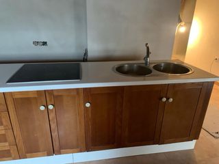 Mueble de cocina de madera, fregadero y vitriceram