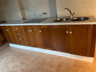 Mueble de cocina de madera, fregadero y vitriceram