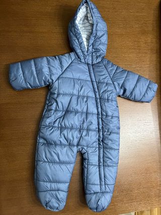 Buzo de bebé acolchado con capucha