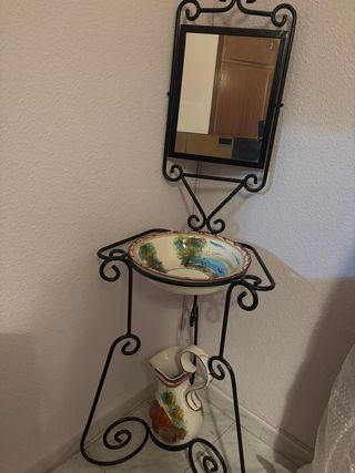 Lavamanos de forja con espejo y jarra