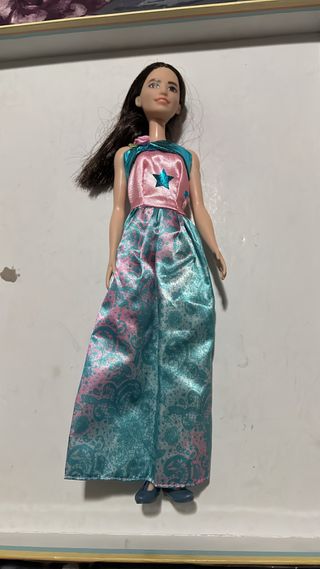 Muñeca Barbie con vestido largo