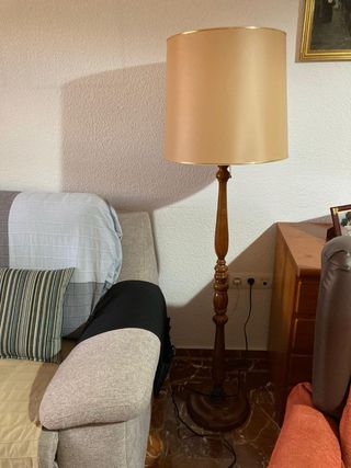Lámpara de pie de madera y tela
