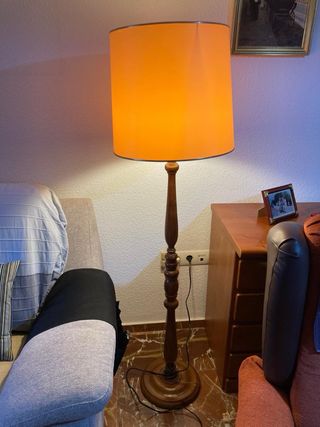 Lámpara de pie de madera y tela
