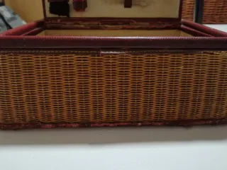 Costurero antiguo mimbre y piel