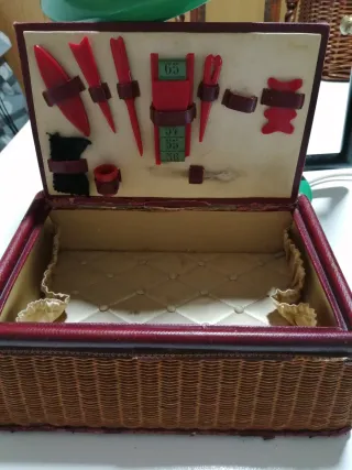 Costurero antiguo mimbre y piel