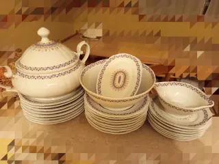 Vajilla de porcelana con diseño morado