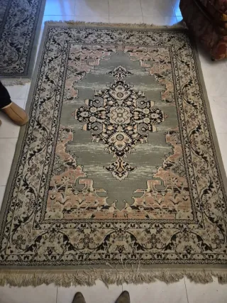 Alfombra estilo persa verde y rosa