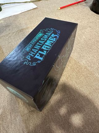 ETB Pokémon Phantasmal Flames abierta