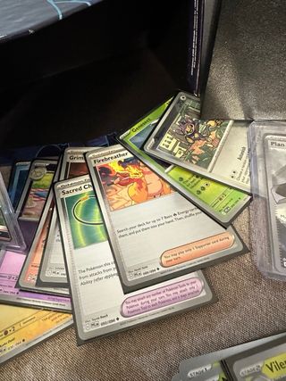 ETB Pokémon Phantasmal Flames abierta