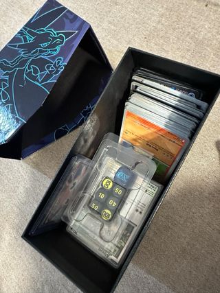 ETB Pokémon Phantasmal Flames abierta