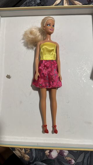 Muñeca Barbie con vestido amarillo y rosa