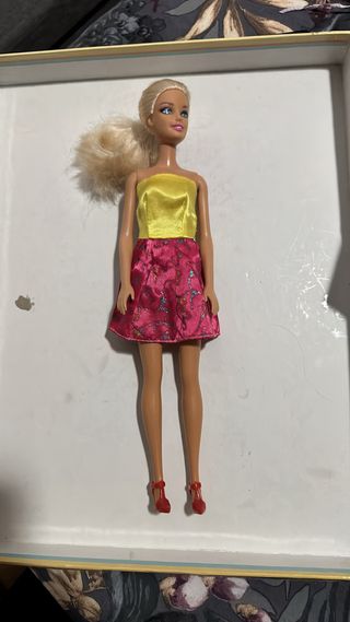 Muñeca Barbie con vestido amarillo y rosa