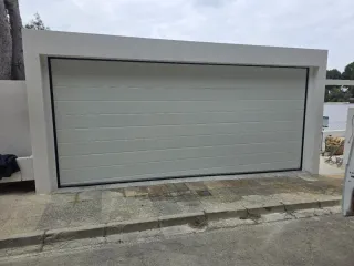 Puerta de garaje seccional automática