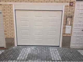 Puerta de garaje seccional automática