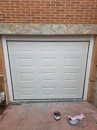 Puerta de garaje seccional automática