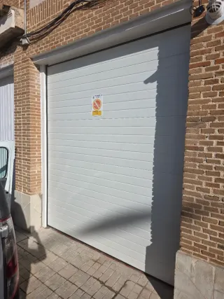 Puerta de garaje seccional automática